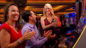Tampilan Lobby Game meongwin yang menampilkan berbagai permainan sportsbook, slot, dan live casino
